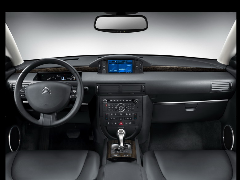 Intérieur de la Citroën C6 Voici la planche de bord et le poste de conduite de la Citroën C6, dans des tons sombres qui confèrent un caractère plus 